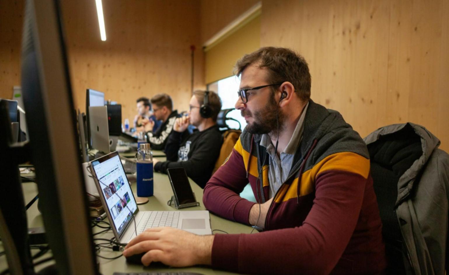 Estudiantes trabajando en modelos financieros con computadoras