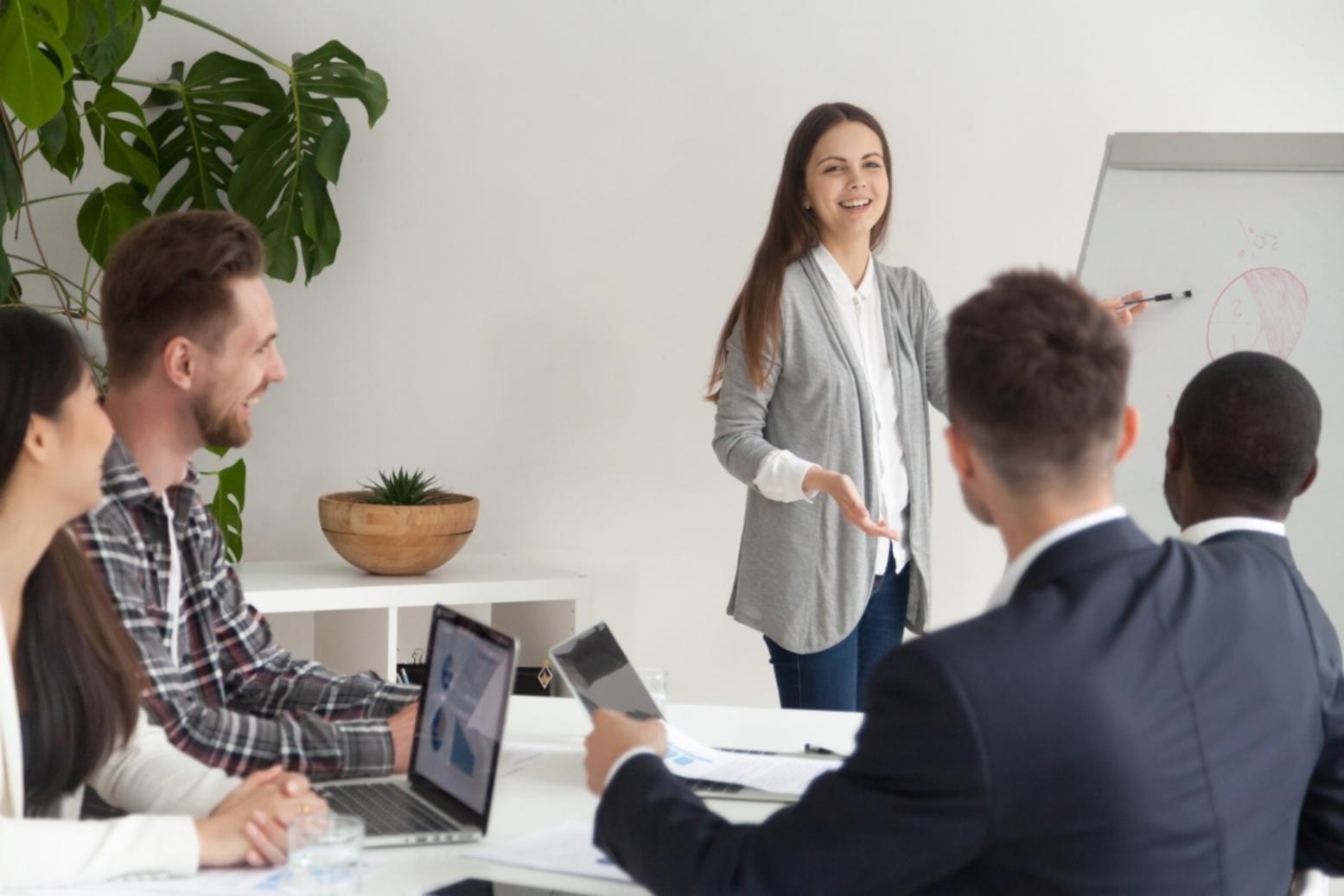 Mesa de trabajo con documentos financieros y calculadora