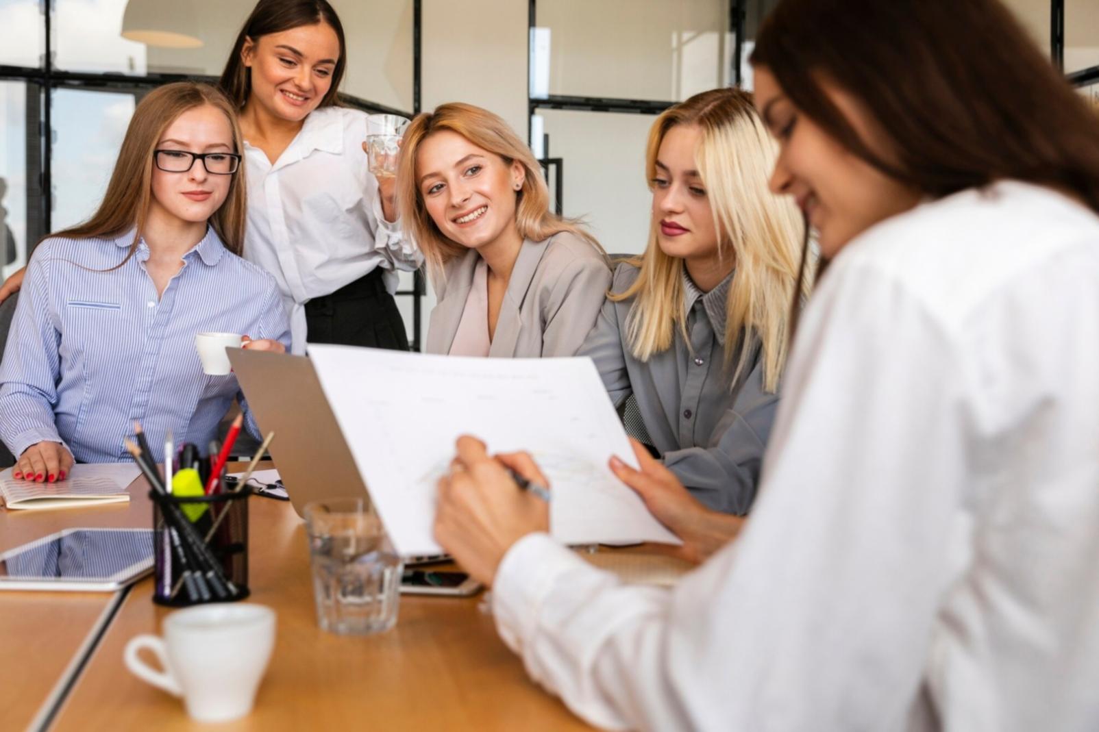Equipo trabajando en análisis de datos financieros